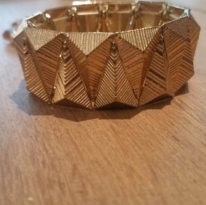 Pyramid textured gold elastic bracelet